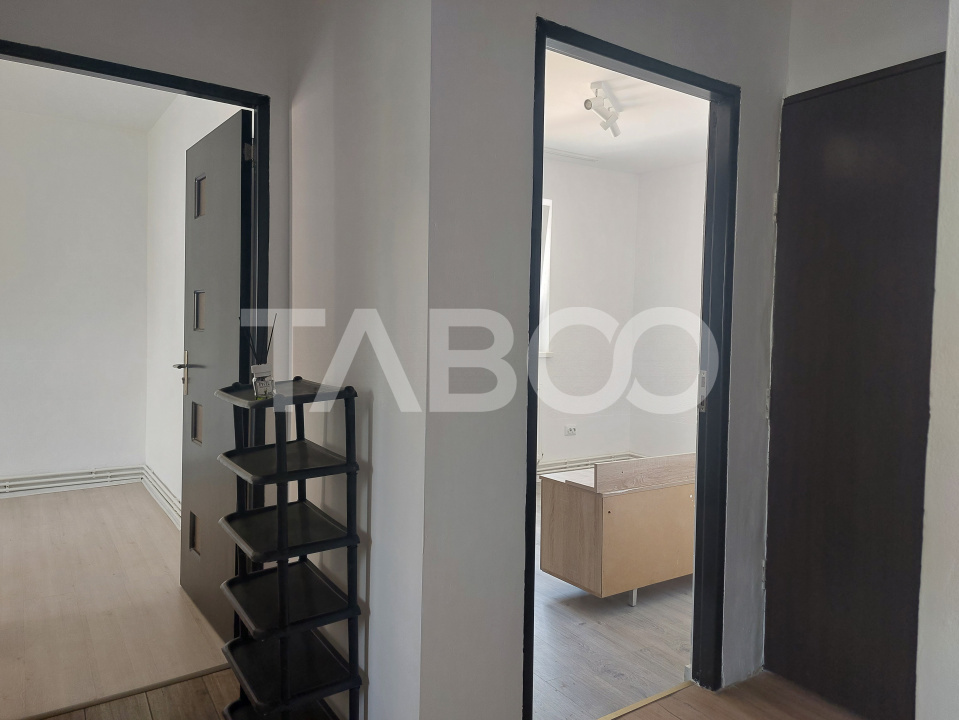 Apartament 3 camere renovat total 38 mp etaj 3 Stejarului Cisnadie