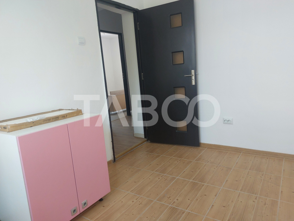 Apartament 3 camere renovat total 38 mp etaj 3 Stejarului Cisnadie