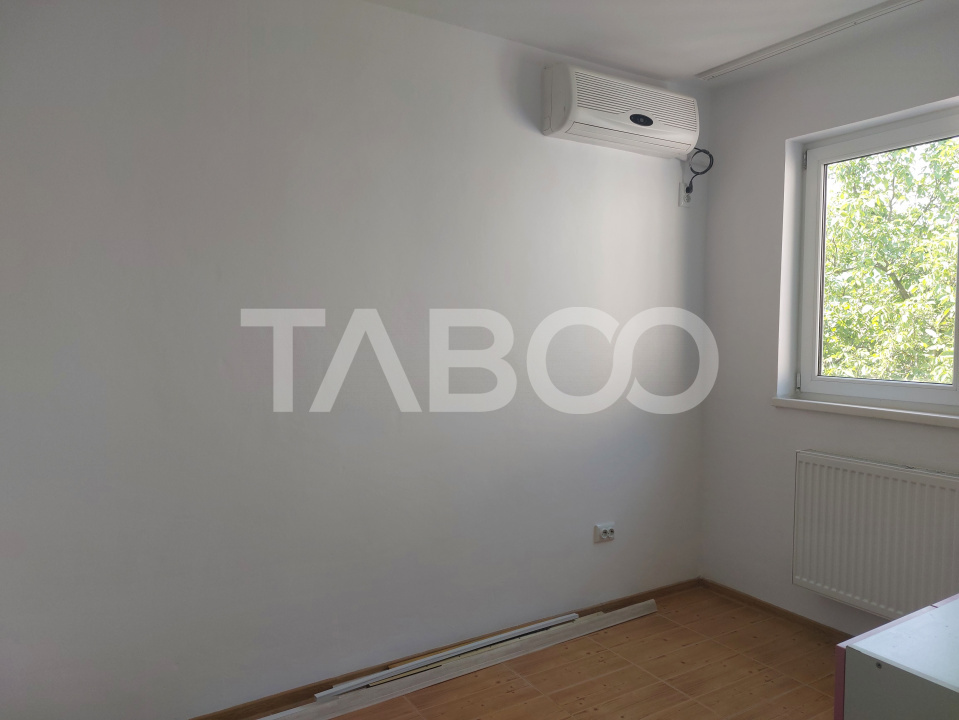 Apartament 3 camere renovat total 38 mp etaj 3 Stejarului Cisnadie
