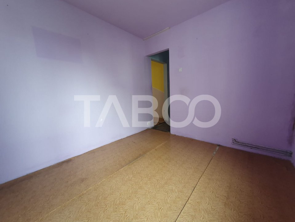 Apartament 3 camere semidecomandat etaj 1 zona Tudor Vladimirescu 