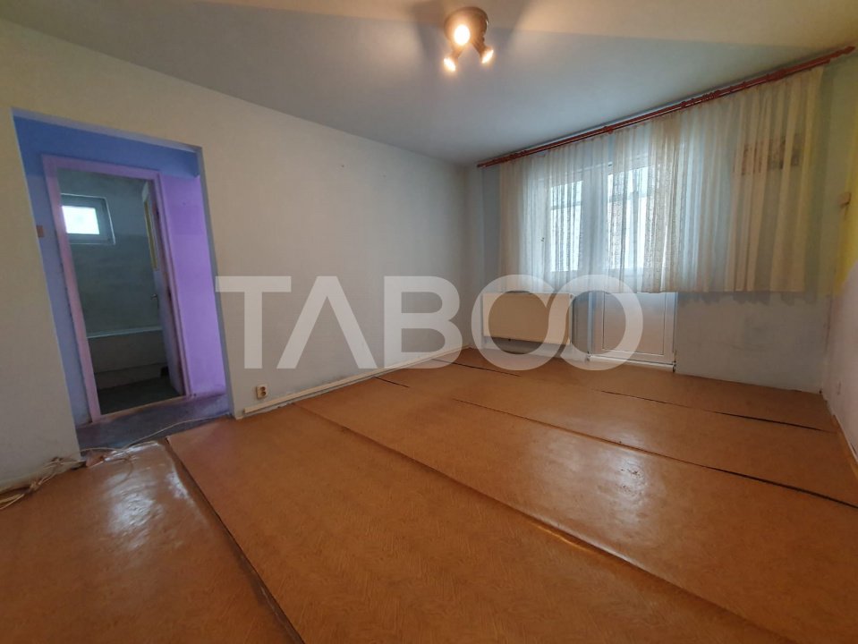 Apartament 3 camere semidecomandat etaj 1 zona Tudor Vladimirescu 