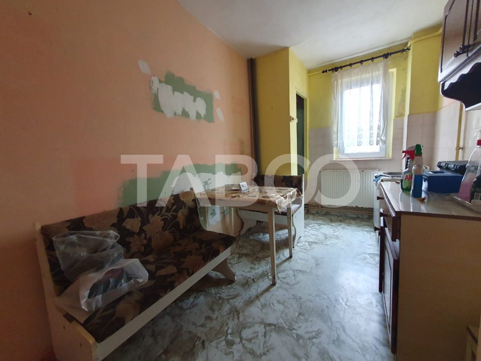 Apartament 3 camere semidecomandat etaj 1 zona Tudor Vladimirescu 