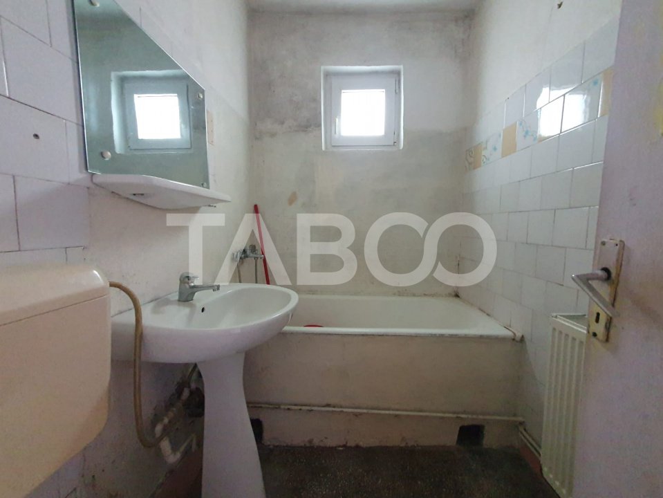 Apartament 3 camere semidecomandat etaj 1 zona Tudor Vladimirescu 