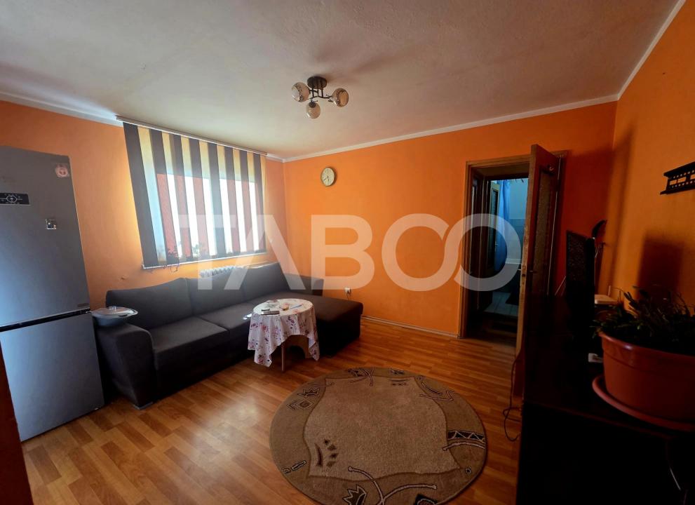 Apartament 3 camere semidecomandat etaj 3 zona 13 Decembrie 50 mpu