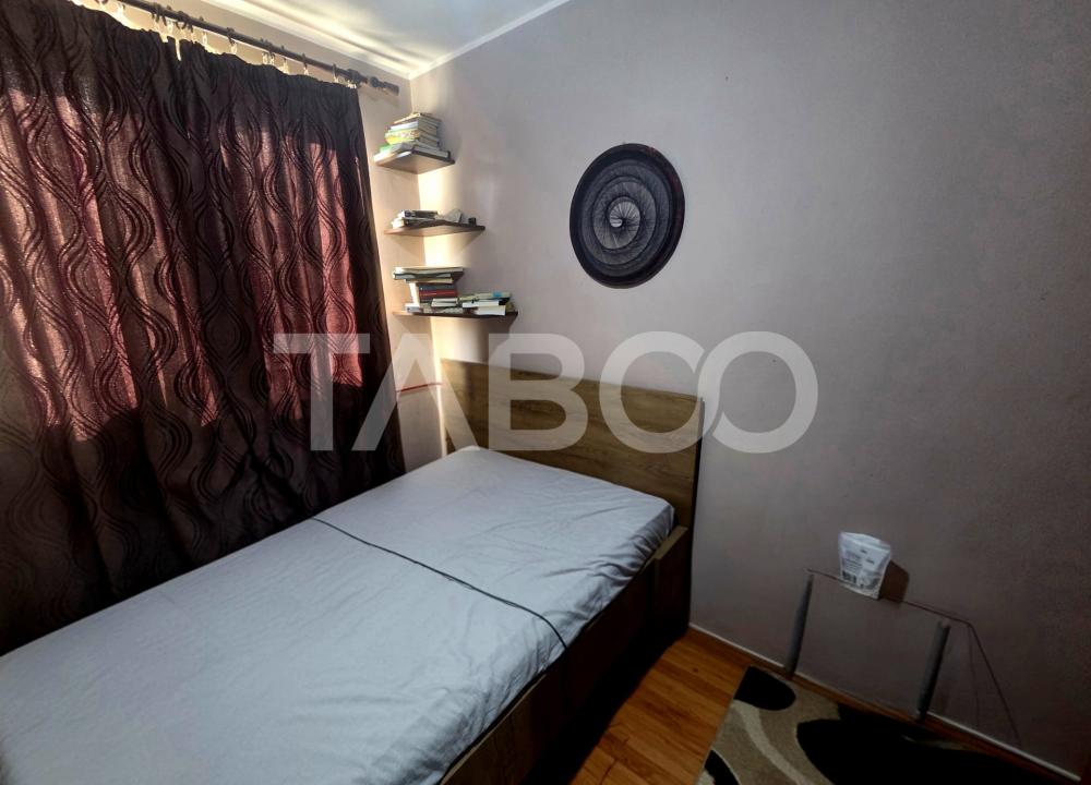 Apartament 3 camere semidecomandat etaj 3 zona 13 Decembrie 50 mpu