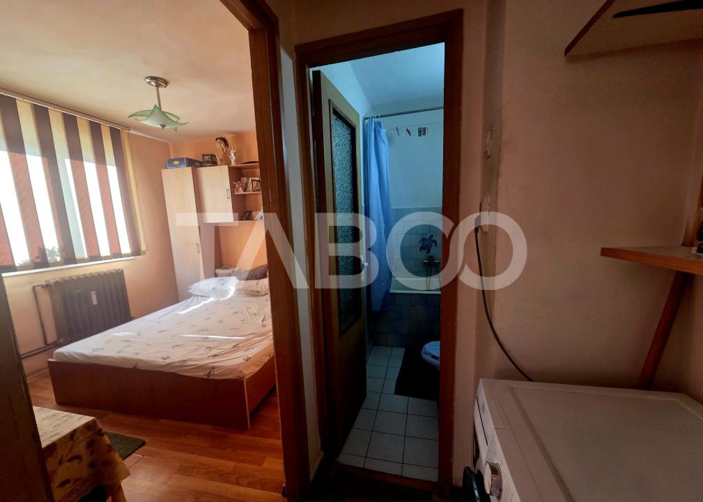 Apartament 3 camere semidecomandat etaj 3 zona 13 Decembrie 50 mpu