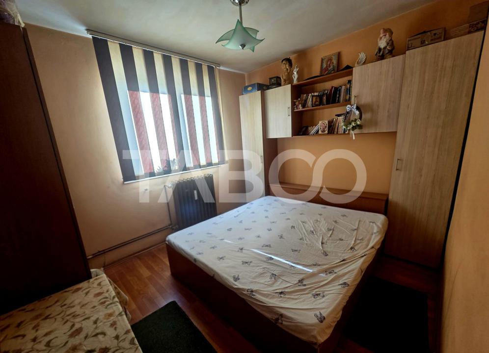 Apartament 3 camere semidecomandat etaj 3 zona 13 Decembrie 50 mpu