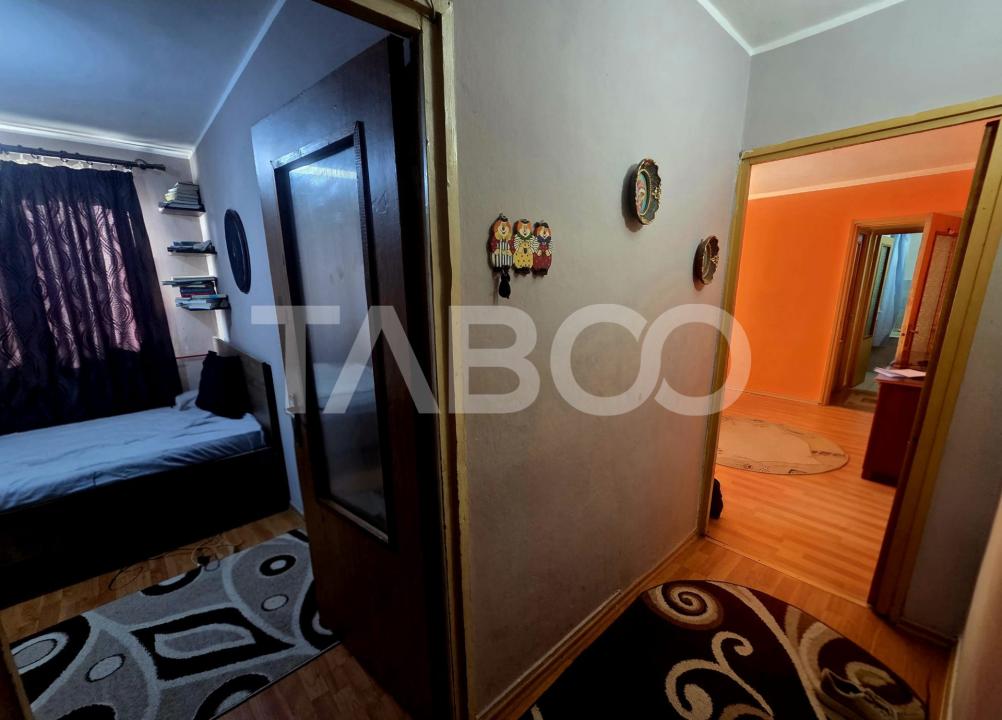 Apartament 3 camere semidecomandat etaj 3 zona 13 Decembrie 50 mpu