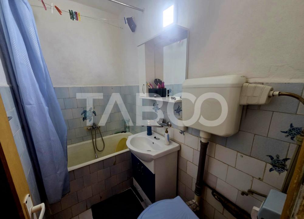 Apartament 3 camere semidecomandat etaj 3 zona 13 Decembrie 50 mpu