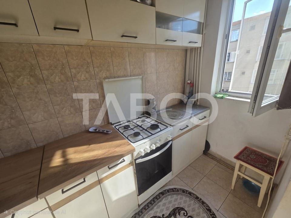 Apartament 3 camere semidecomandat etaj 3 zona 13 Decembrie 50 mpu
