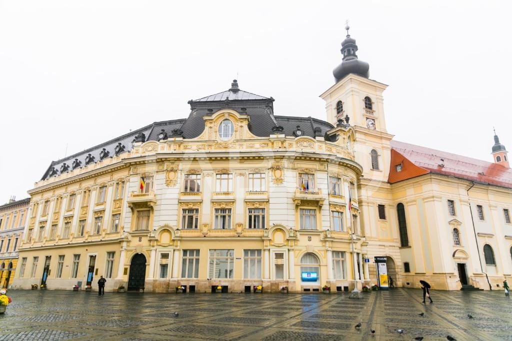 Apartament 4 camere 106 mpu 3 bai in Piata Mare Sibiu