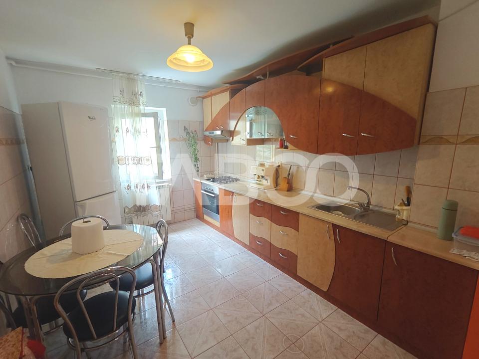 Apartament 4 camere 2 bai 2 balcoane -pivnita - etaj 1 - zona Turnisor