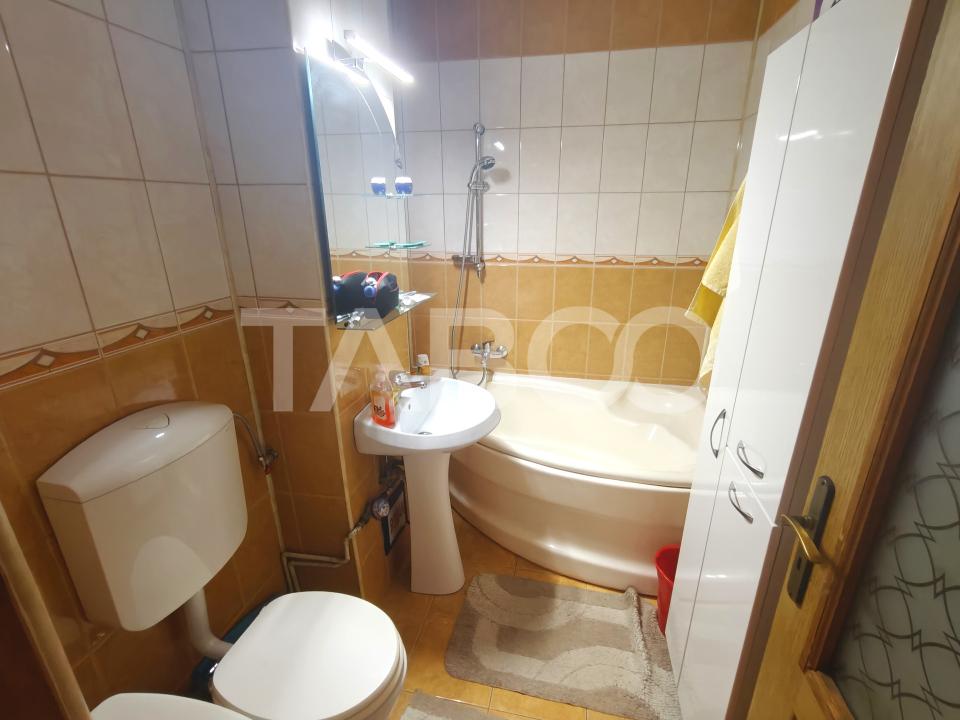 Apartament 4 camere 2 bai 2 balcoane -pivnita - etaj 1 - zona Turnisor
