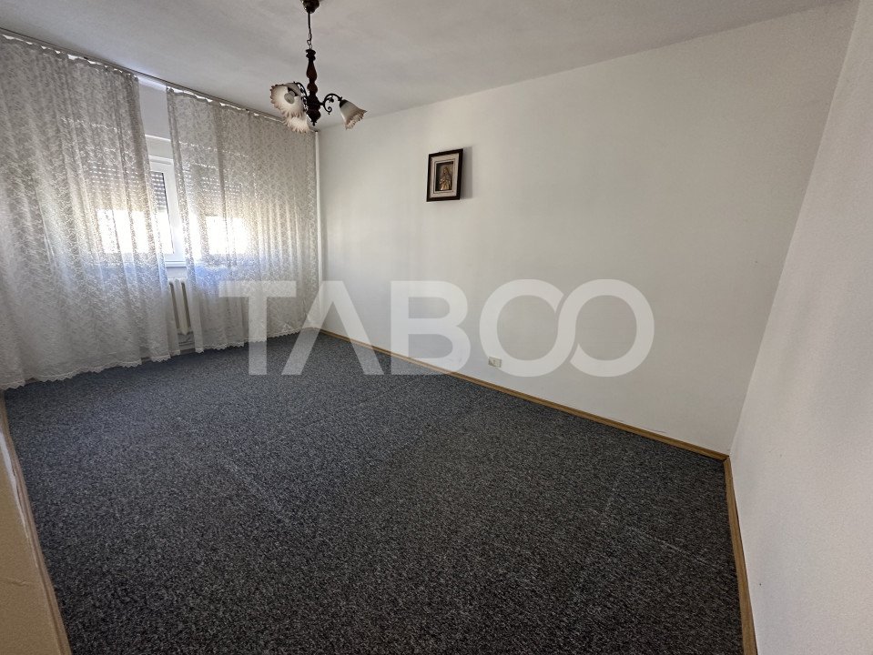 Apartament 4 camere 2 bai boxa la subsol etaj 3 zona  1 Decembrie
