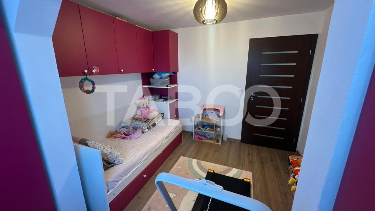 Apartament 4 camere decomandat 2 bai pivnita zona Strand Sibiu
