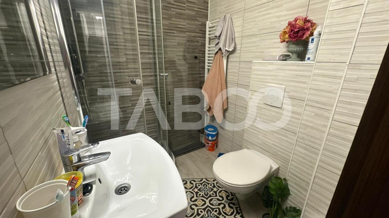 Apartament 4 camere decomandat 2 bai pivnita zona Strand Sibiu