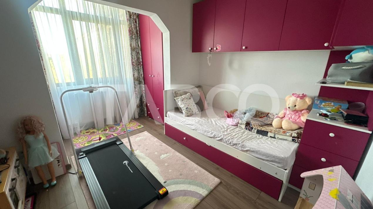 Apartament 4 camere decomandat 2 bai pivnita zona Strand Sibiu