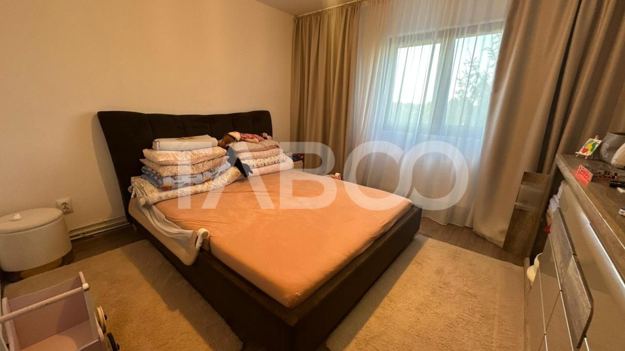 Apartament 4 camere decomandat 2 bai pivnita zona Strand Sibiu