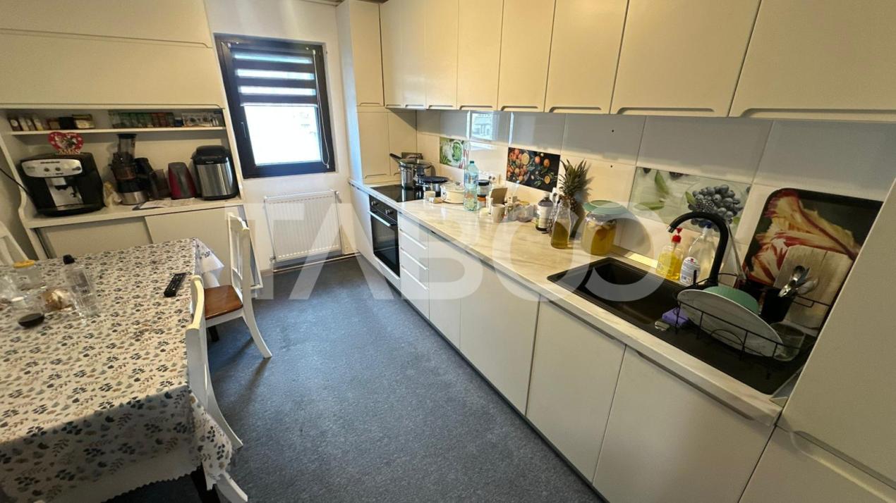 Apartament 4 camere decomandat 2 bai pivnita zona Strand Sibiu