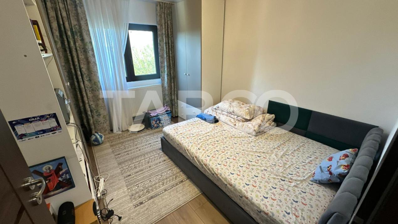 Apartament 4 camere decomandat 2 bai pivnita zona Strand Sibiu