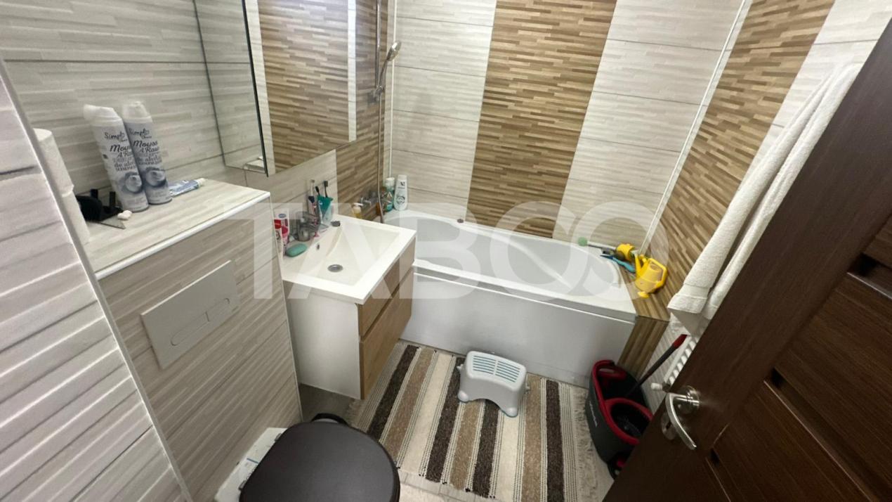 Apartament 4 camere decomandat 2 bai pivnita zona Strand Sibiu