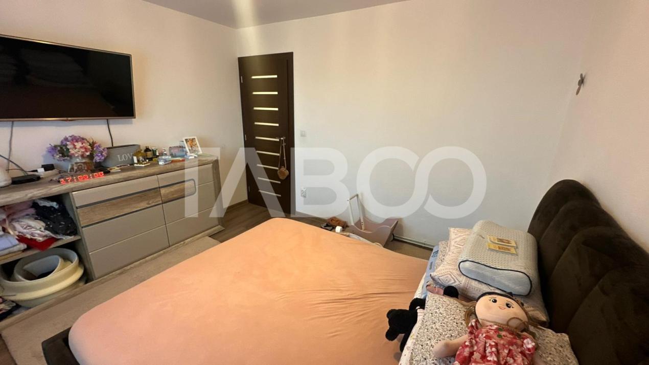 Apartament 4 camere decomandat 2 bai pivnita zona Strand Sibiu