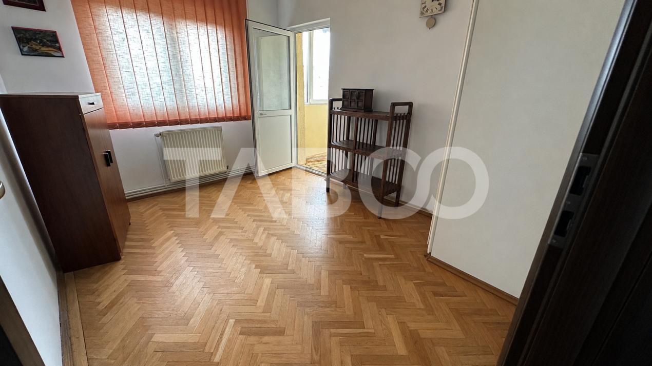 Apartament 4 camere etaj intermediar cu pivnita zona Strand Sibiu