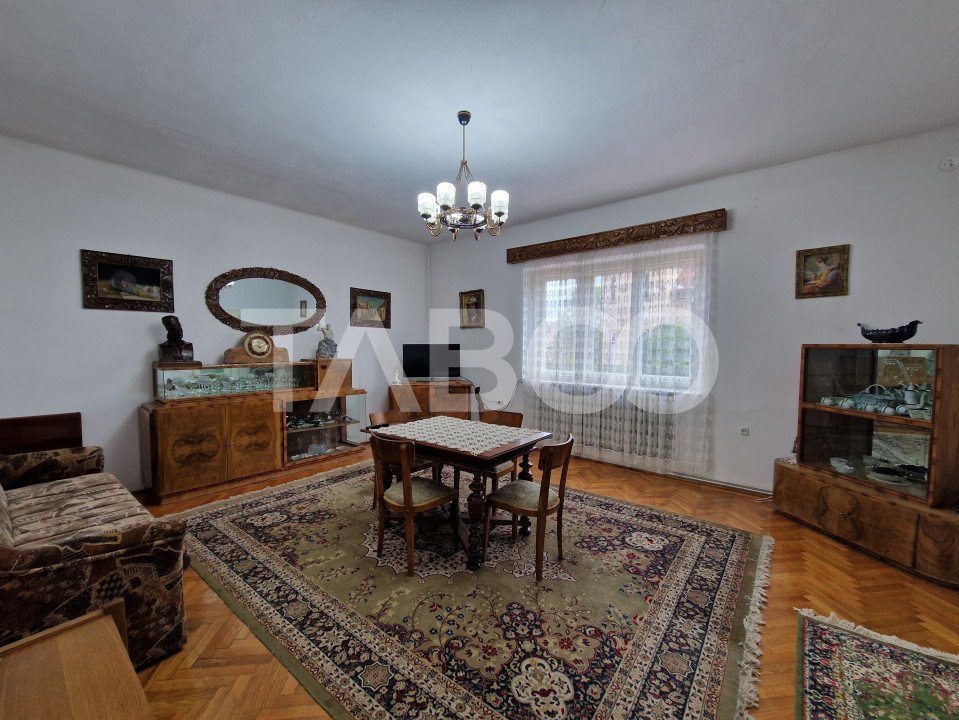 Apartament 4 camere spatiu comercial garaj si pivnita contral Sibiu