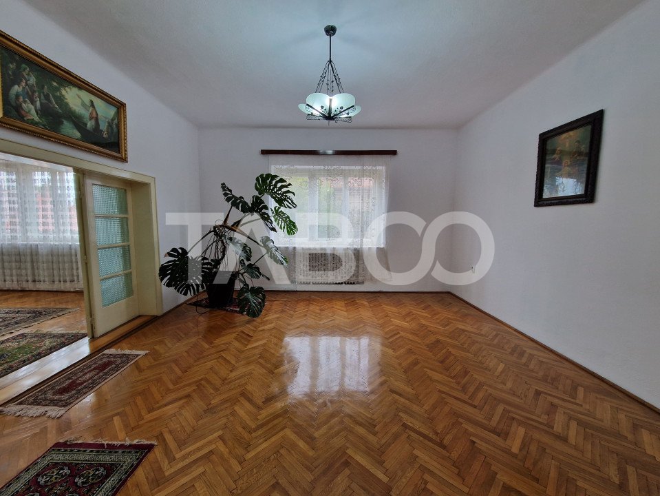 Apartament 4 camere spatiu comercial garaj si pivnita contral Sibiu