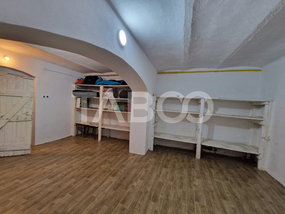 Apartament 4 camere spatiu comercial garaj si pivnita contral Sibiu
