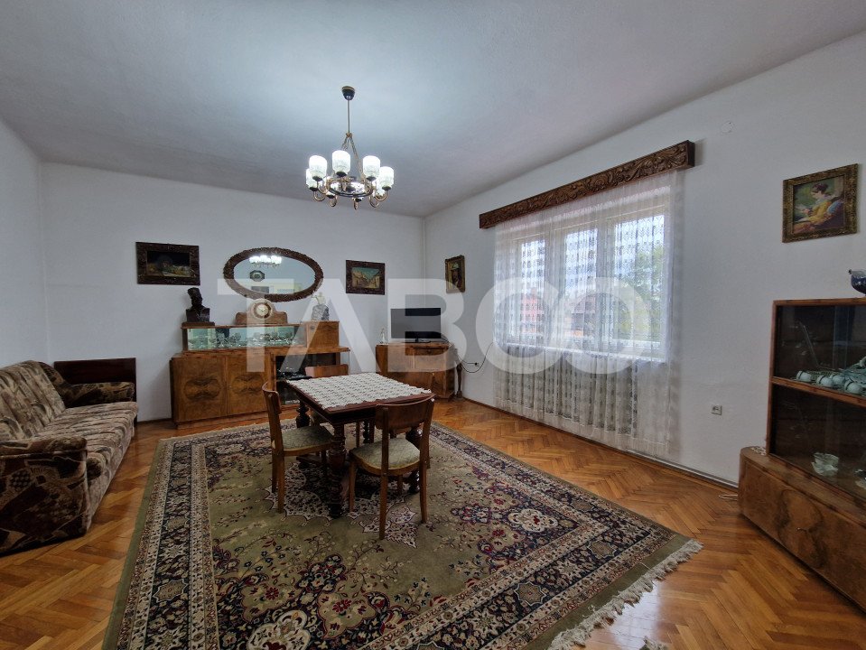 Apartament 4 camere spatiu comercial garaj si pivnita contral Sibiu