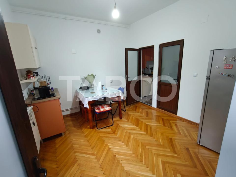 Apartament complet renovat 2 camere garaj acces auto Centru Istoric
