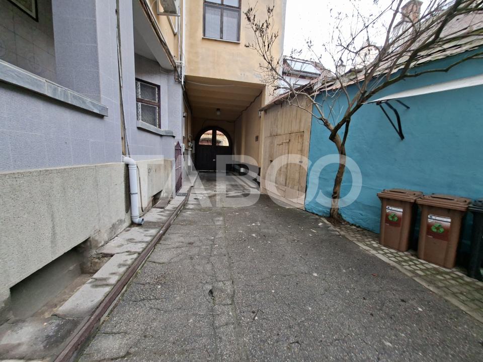 Apartament complet renovat 2 camere garaj acces auto Centru Istoric