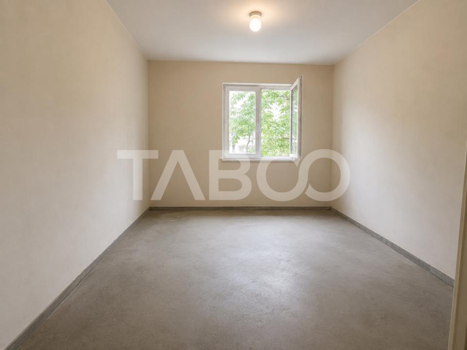 Apartament cu 2 camere balcon  pivnita de vanzare strada Vasile Aaron