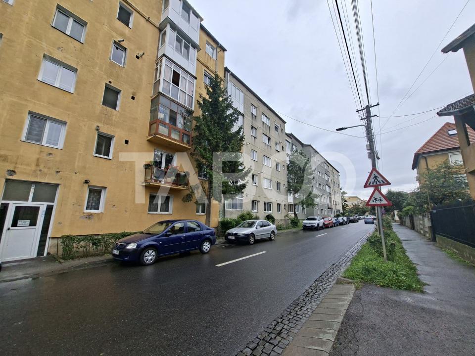 Apartament cu 2 camere balcon si pivnita de vanzare strad Vasile Aaron