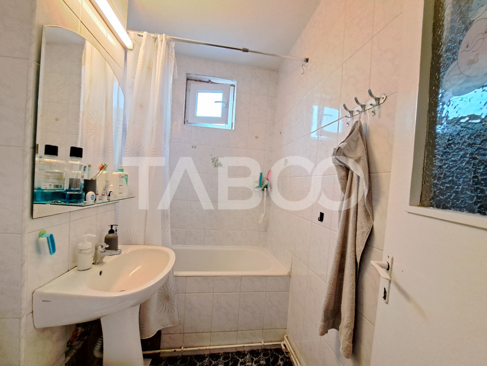 Apartament cu 2 camere si balcon de inchiriat in zona Mihai Viteazul