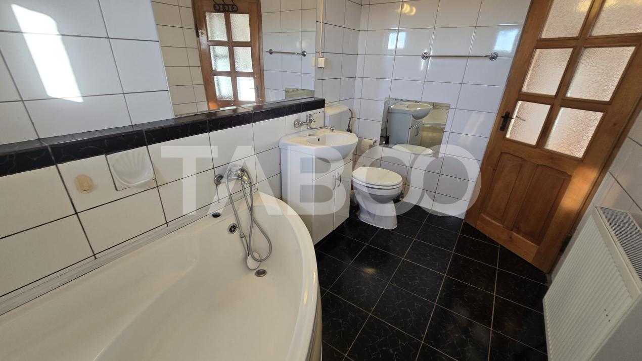 Apartament cu 3 camere 2 bai si balcon de vanzare in Terezian Sibiu