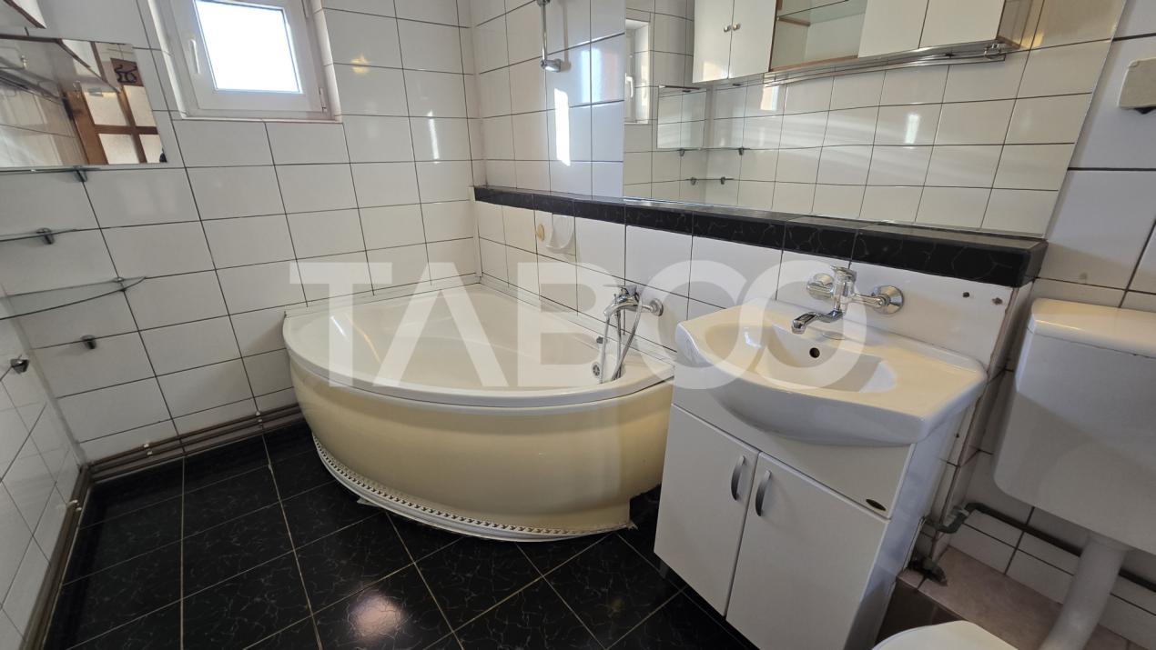 Apartament cu 3 camere 2 bai si balcon de vanzare in Terezian Sibiu