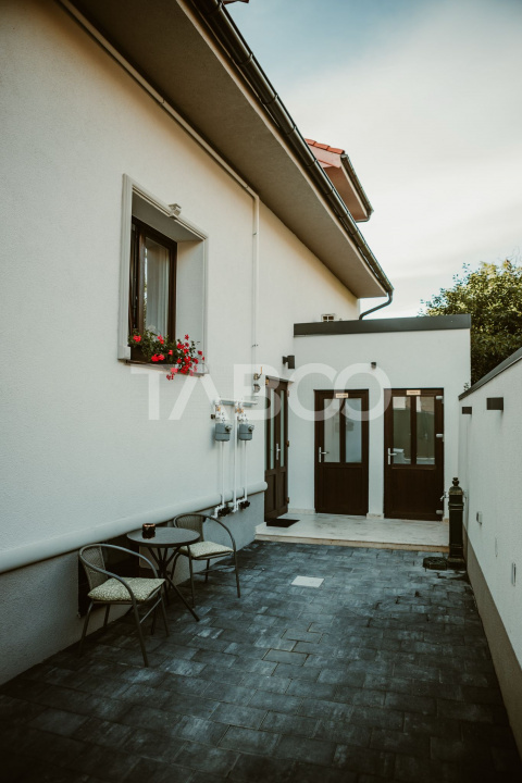 Apartament cu 3 camere decomandate 2 bai si curte de inchiriat 
