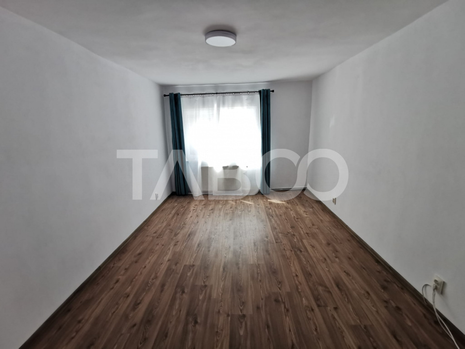 Apartament cu 3 camere decomandate la parter inalt in zona Terezian