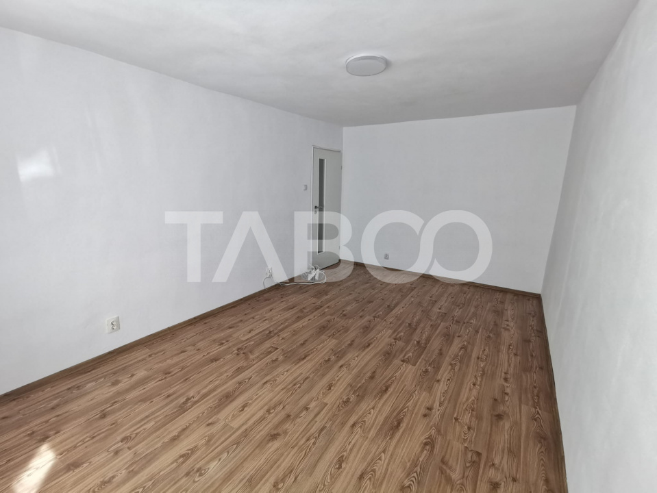 Apartament cu 3 camere decomandate la parter inalt in zona Terezian