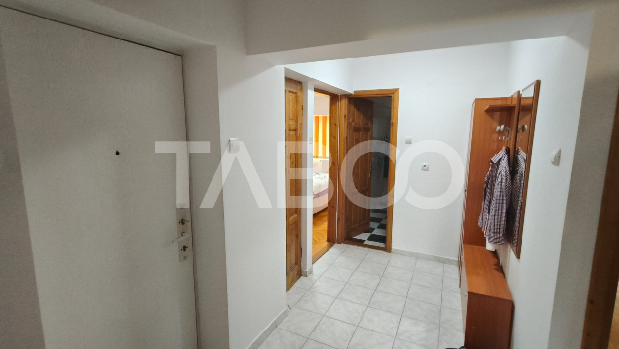 Apartament cu 3 camere garaj si pivnita de vanzare in Sebes