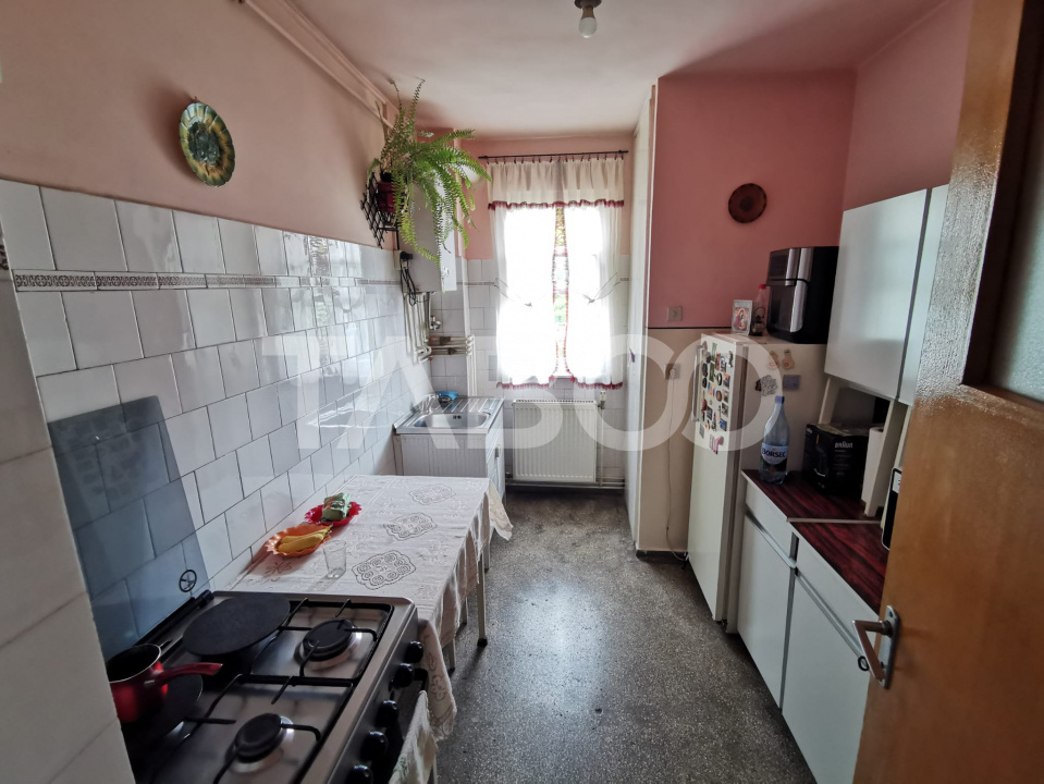 Apartament cu 3 camere la etajul 2 in zona Mihai Viteazul