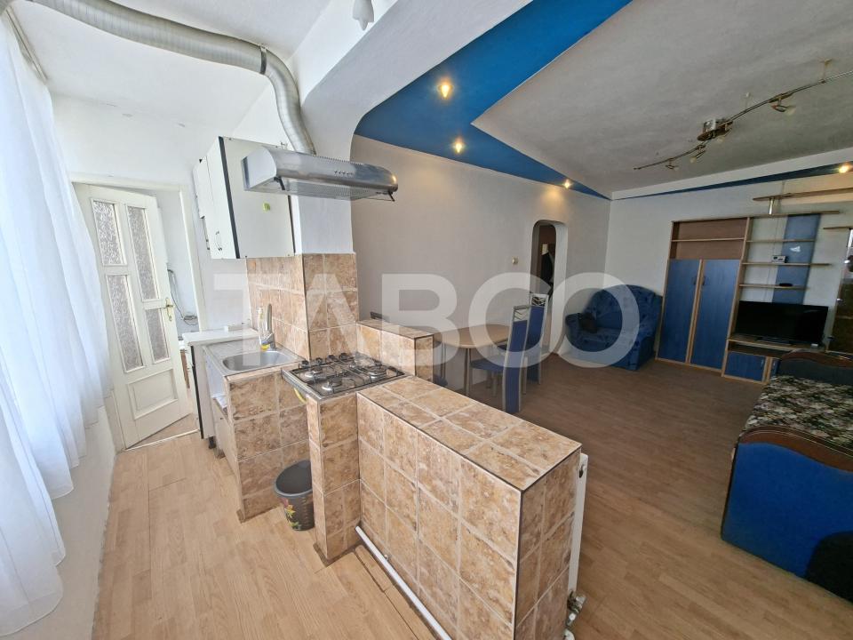 Apartament cu 3 camere si balcon de inchiriat in zona Mihai Viteazul