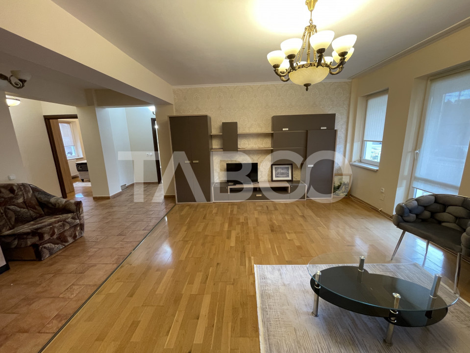 Apartament cu 4 camere si loc de parcare de inchiriat in zona Strand