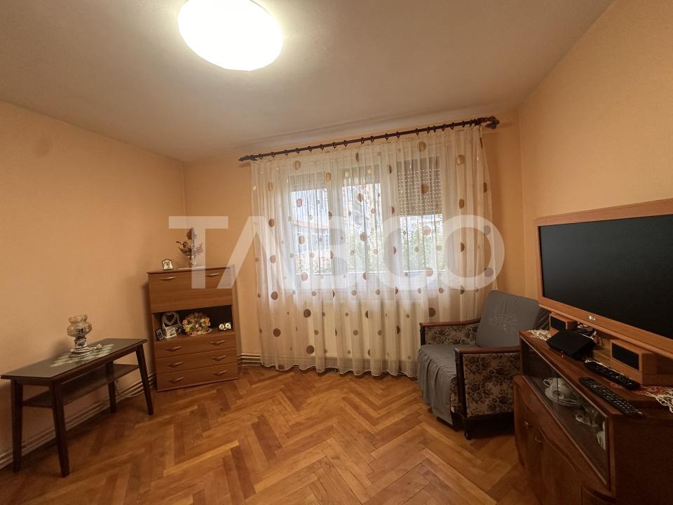 Apartament de inchiriat 2 camere balcon decomandat zona Mihai Viteazul