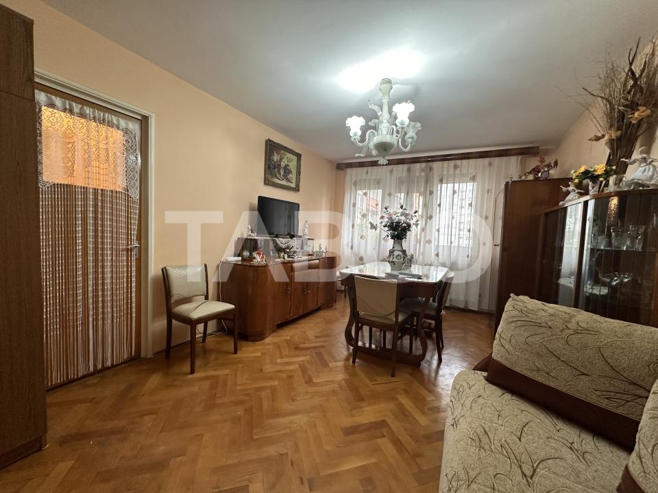 Apartament de inchiriat 2 camere balcon decomandat zona Mihai Viteazul