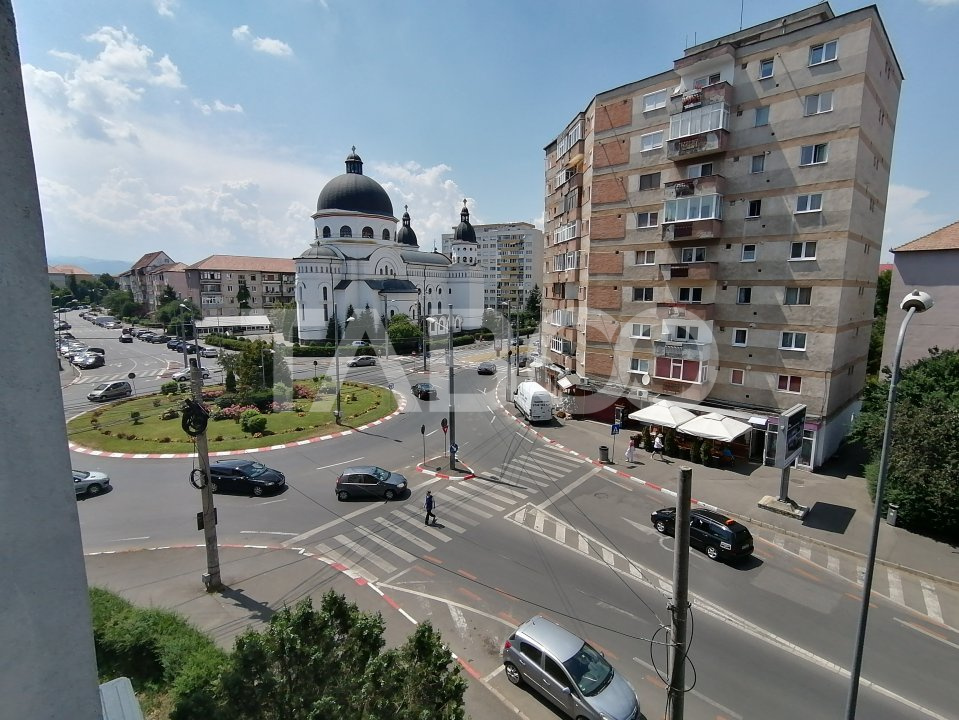 Apartament de inchiriat 2 camere bloc cu lift zona Mihai Viteazul