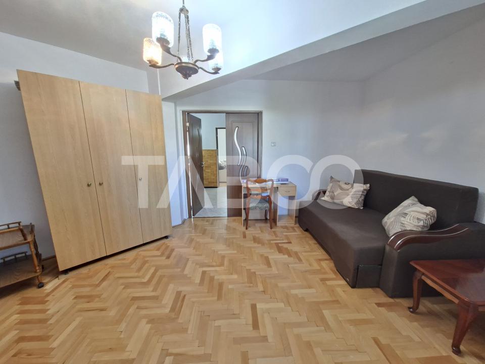 Apartament de inchiriat 2 camere zona Strand etaj 3 bucatarie separata