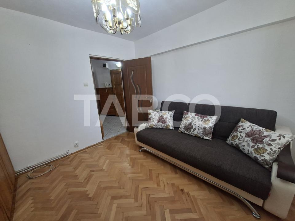 Apartament de inchiriat 2 camere zona Strand etaj 3 bucatarie separata